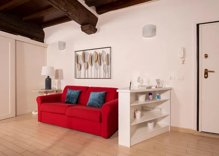 Historic Apartment Steps From Duomo & Uffizi