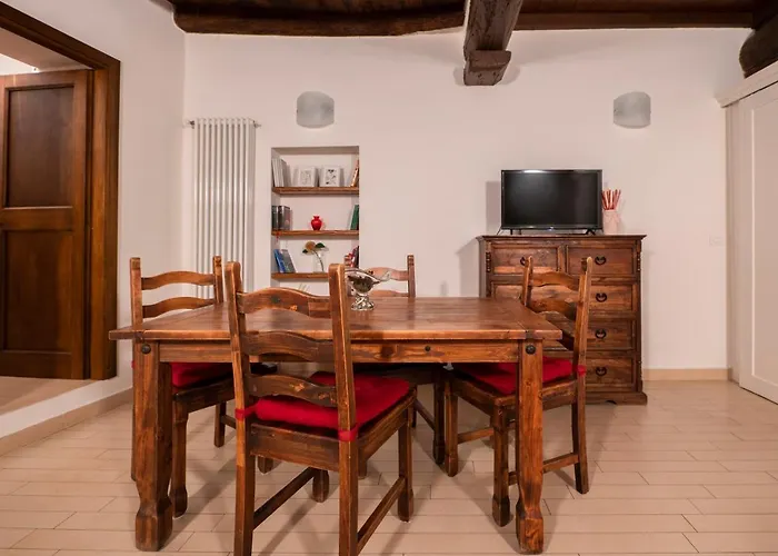 Historic Apartment Steps From Duomo & Uffizi