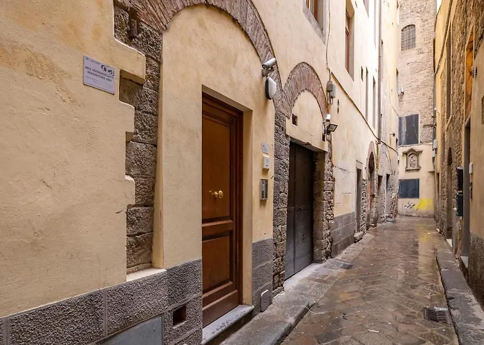 Historic Apartment Steps From Duomo & Uffizi